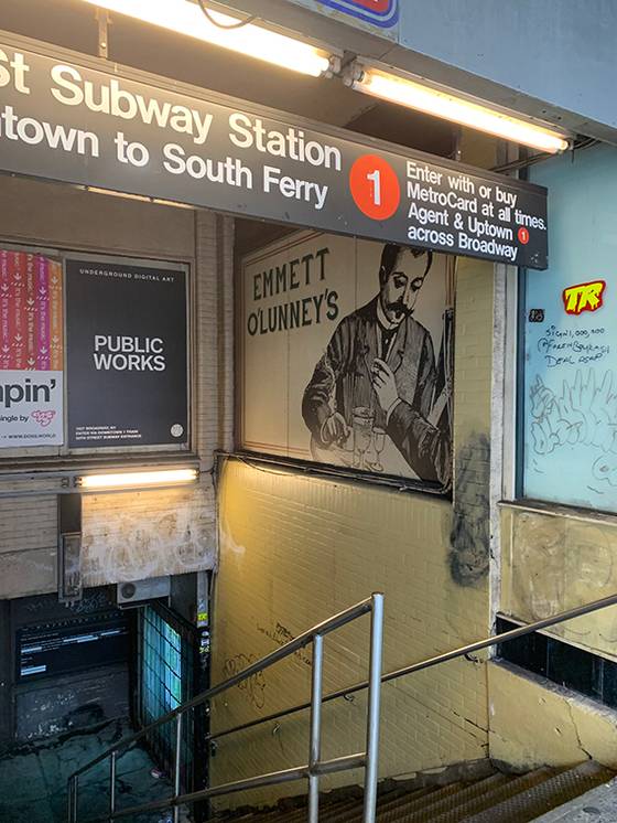 뉴욕 지하철 입구의 반지하층 구석에 위치한 바. [사진 박진배]
