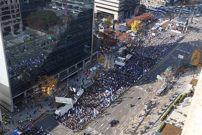 19일 오후 서울 중구 세종대로에서 자유통일당 등 보수단체가 집회를 하고 있다. 연합뉴스
