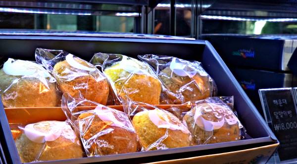 해운대 달맞이빵은 오렌지, 레몬, 모카, 플레인 4가지 맛을 판매하고 있다. 촬영 = 김희원 인턴