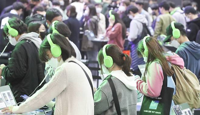 Visitors play games at G-Star, South Korea's biggest game convention, at Bexco in Busan on Thursday. (Yonhap)