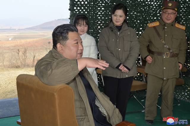 조선중앙통신은 지난 18일 김정은 국무위원장의 지도 아래 신형의 대륙간탄도미사일 화성-17형을 시험발사했다고 보도하며 그가 리설주 여사와 딸과 함께 발사 현장을 찾은 사진을 공개했다. 연합뉴스