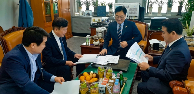 정기명(왼쪽 앞) 전남 여수시장이 18일 국회를 방문, 우원식 예결위원장을 만나 국비 건의를 지원하고 있다. 여수시 제공