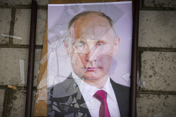 블라디미르 푸틴 러시아 대통령 초상화가 담긴 액자가 16일 우크라이나 헤르손 교도소 근처에서 깨진 채 나뒹굴고 있다. AP 연합뉴스
