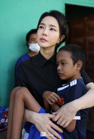 윤석열 대통령 부인 김건희 여사가 12일 캄보디아 프놈펜에서 선천성 심장질환을 앓고 있는 14세 아동의 집을 찾아 건강 상태를 살피고 위로하고 있다. 대통령실 홈페이지