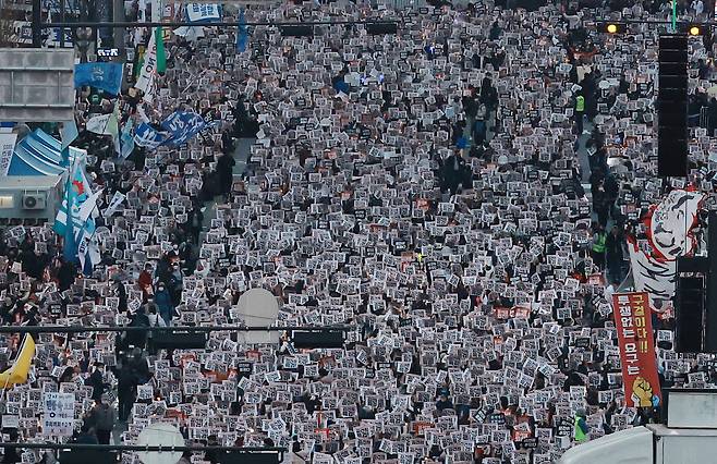 19일 오후 서울 태평로 숭례문 일대에서 촛불전환행동 주최로 윤석열 정부를 규탄하는 촛불집회가 열리고 있다. [연합]