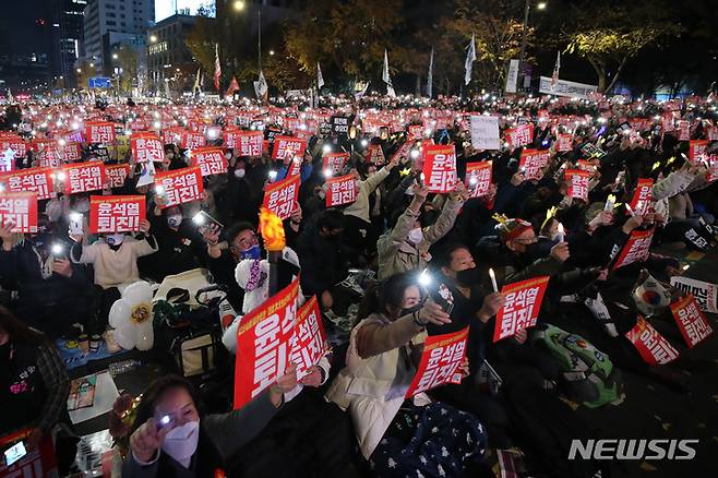 [서울=뉴시스] 권창회 기자 =  19일 오후 서울 중구 숭례문 일대에서 촛불전환행동 주최로 윤석열 정부를 규탄하는 촛불집회가 열리고 있다. 2022.11.19. kch0523@newsis.com