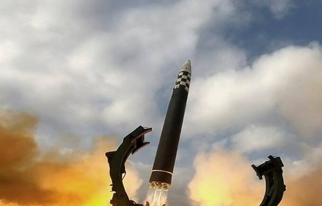 19일 북한 노동당 기관지 노동신문이 지난 18일 김정은 노동당 총비서 지도 아래 신형의 대륙간탄도미사일 화성포-17형(화성-17형)을 시험발사했다고 밝혔다. 평양 노동신문=뉴스1