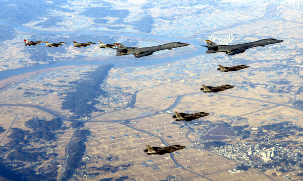 미국 전략폭격기 B-1B 2대가 한반도 상공을 비행하고 있다. 합참 제공