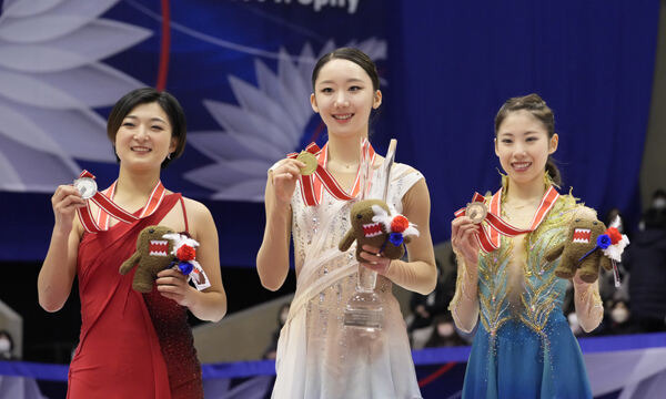 김예림(가운데)이 19일 일본 삿포로 마코마나이 아이스 아레나에서 열린 2022-23 국제빙상경기연맹(ISU) 시니어 그랑프리 5차 대회 NHK 트로피 정상에 올라 금메달을 목에 걸고 기념 촬영을 하고 있다. 도쿄=AP뉴시스