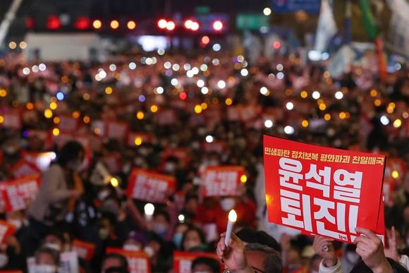 19일 오후 서울 중구 숭례문 인근에서 촛불전환행동 주최로 윤석열 정부의 퇴진을 요구하는 촛불집회가 열리고 있다. 2022.11.19 연합뉴스