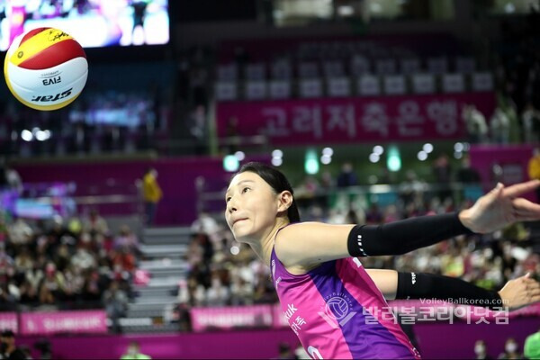 흥국생명 김연경, 친필 사인볼 선물.