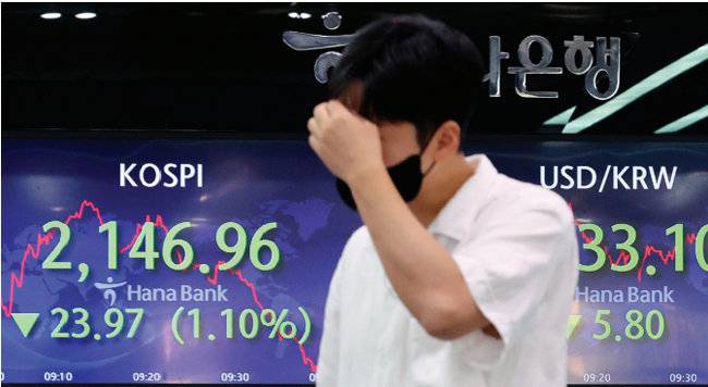 9월 30일 코스피가 연중 최저점(2134)을 기록했다. 사진은 이날 서울 중구 하나은행 명동점 딜링룸. [뉴스1]