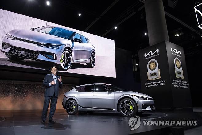 기아, 북미 시장 'EV6 GT' 출시 (서울=연합뉴스) 스티브 센터(Steve Center) 기아 미국 COO가 17일(현지시간) 미국 LA컨벤션 센터에서 열린 '2022 LA오토쇼'에서 'EV6 GT'를 발표하고 있다. 2022.11.18 [기아 제공. 재판매 및 DB 금지] photo@yna.co.kr