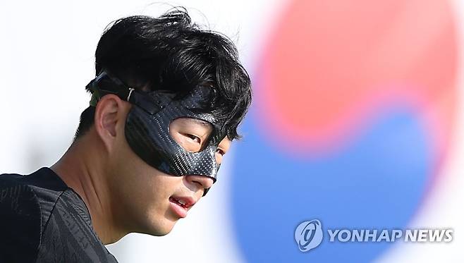 월드컵 개막 하루 앞으로, 훈련하는 손흥민 (도하=연합뉴스) 김도훈 기자 = 2022 카타르 월드컵 개막을 하루 앞둔 19일(현지시간) 카타르 도하 알에글라 훈련장에서 대한민국 대표팀 손흥민이 준비 운동 중 잠시 숨을 고르고 있다. 2022.11.19 superdoo82@yna.co.kr