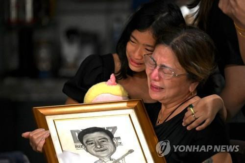 피살된 필리핀 언론인 펄시벌 마바사의 가족 [AFP=연합뉴스. 재판매 및 DB 금지]