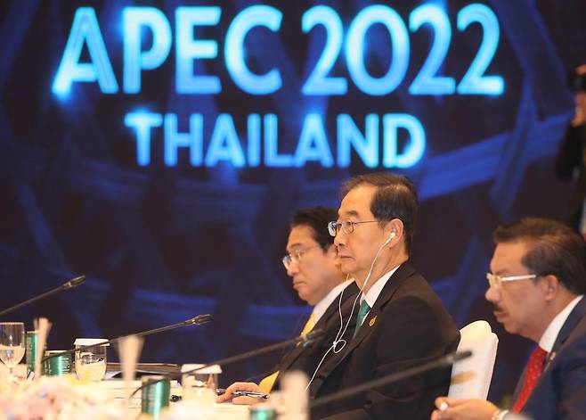 APEC 이틀차 본회의 참석한 한총리 한덕수 국무총리가 19일(현지시간) 태국 방콕에서 열린 아시아태평양경제협력체(APEC) 2일차 본회의에 참석해 있다. [총리실 제공, 재판매 및 DB 금지]