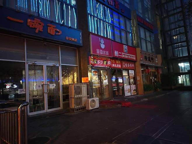 저녁 시간대에 문 닫은 베이징의 식당들 (베이징=연합뉴스) 조준형 특파원 = 중국 수도 베이징에서 코로나19가 확산하면서 방역에 비상이 걸렸다. 19일 베이징 차오양구 번화가의 한 식당가가 저녁 시간인 오후 6시 직전임에도 문을 닫은 채 영업하지 않고 있는 모습이다. 2022.11.19     jhcho@yna.co.kr