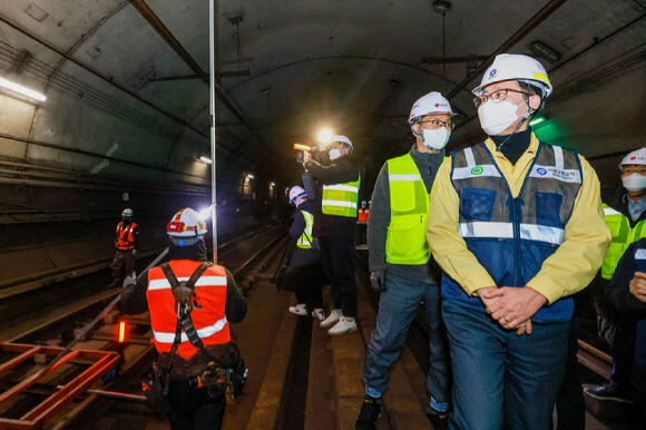 올해 2월, 조경식 당시 제2차관(오른쪽)이 터널 내 설치된 5G 28GHz 장비의 설명을 듣고 있다. [사진=과기정통부]