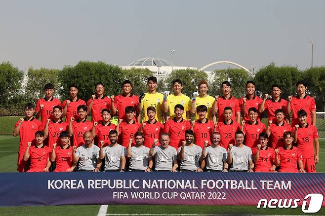 파울루 벤투 감독이 이끄는 대한민국 축구대표팀이 16일 오전(현지시간) 카타르 도하 알 에글라 트레이닝센터에서 가진 훈련에 앞서 기념 촬영을 하고 있다. 2022.11.16/뉴스1 ⓒ News1 이광호 기자