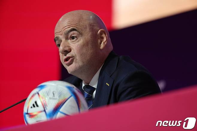 지아니 인판티노 국제축구연맹(FIFA)회장이 2022 카타르 월드컵 개막을 하루 앞둔 19일 오전(현지시간) 카타르 도하의 메인미디어센터(MMC)에서 기자회견을 하고 있다. 2022.11.19/뉴스1 ⓒ News1 이광호 기자