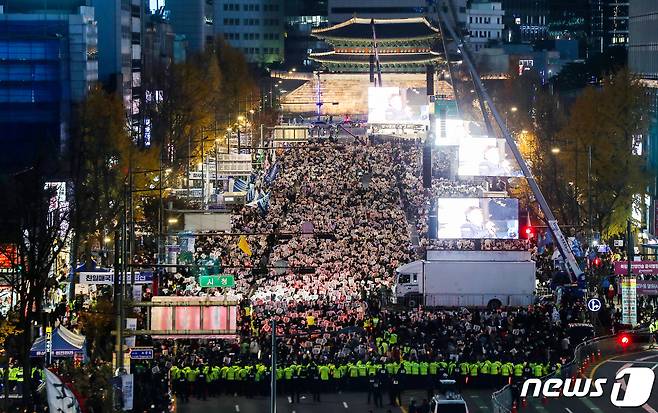 촛불승리전환행동(촛불행동) 등 진보단체 관계자들과 시민들이 19일 오후 서울 중구 태평로 일대에서 열린 '김건희 특검·윤석열 퇴진 촛불대행진'에서 구호를 외치고 있다. 2022.11.19/뉴스1 ⓒ News1 민경석 기자