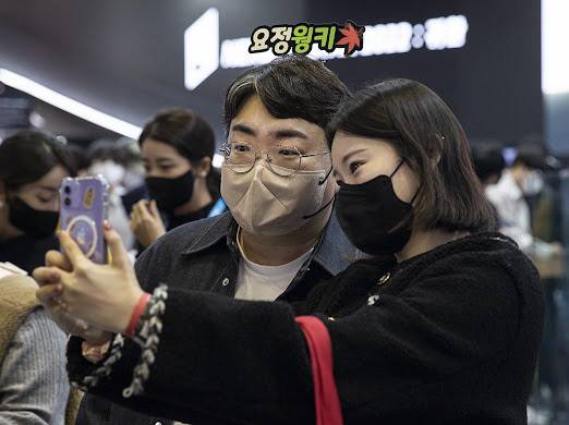 ‘웡키요정 머리띠’를 쓴 강원기 메이플스토리 총괄 디렉터가 유저와 기념촬영을 하고 있다. &nbsp;제공 | 넥슨