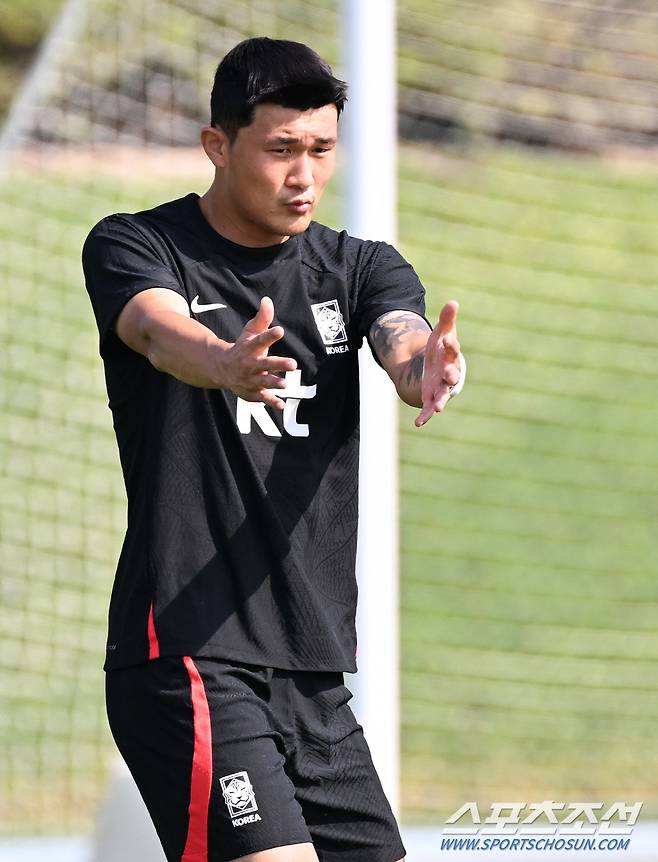 19일 축구국가대표팀 선수들이 카타르 도하 알 에글라 트레이닝센터에서 훈련을 했다. 동료들과 함께 훈련을 하고 있는 김민재. 도하(카타르)=송정헌 기자songs@sportschosun.com/2022.11.19/