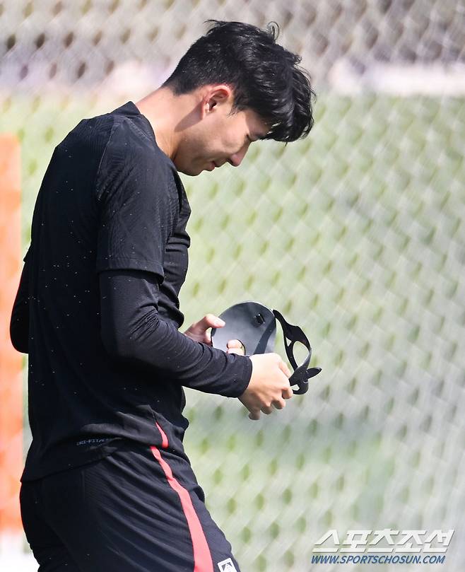 19일 축구국가대표팀 선수들이 카타르 도하 알 에글라 트레이닝센터에서 훈련을 했다. 무더운 날씨에 마스크를 잠시 벗은 손흥민. 도하(카타르)=송정헌 기자songs@sportschosun.com/2022.11.19/