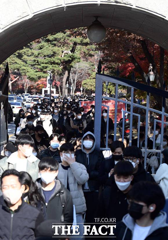 경희대학교에서 2023학년도 대입 수시전형 논술시험을 마친 수험생들이 캠퍼스를 나서고 있다.