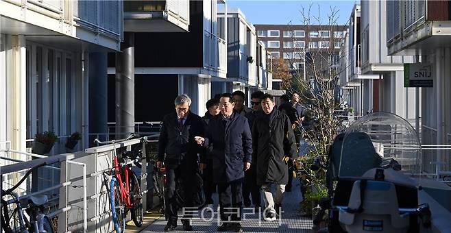 네델란드 암스테르담 동부항(Eastern Dorkland) 항만재생 지역을 둘러보는 유정복 시장 일행.사진=인천시