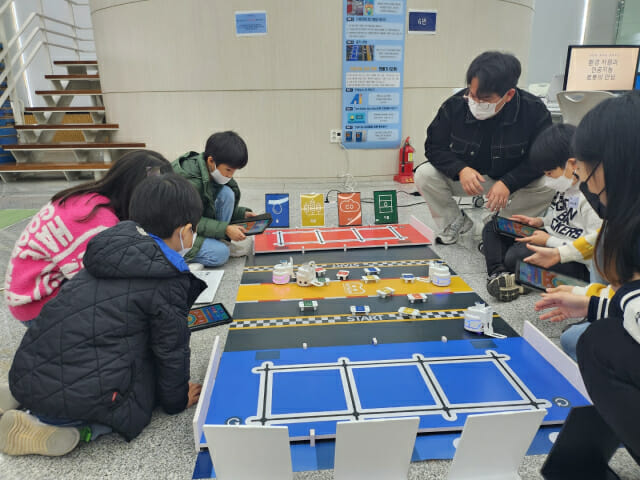 한국로봇산업진흥원 로봇캠프에 참여한 학생들이 카미봇 로봇을 체험하고 있다. (사진=한국로봇산업진흥원)