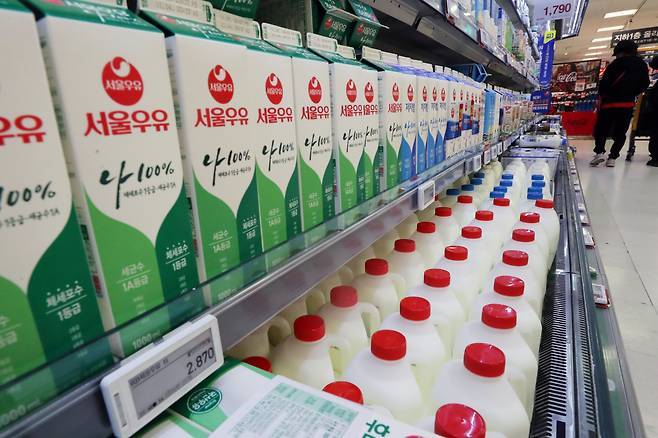 17일 서울시내 한 대형마트에 우유 제품이 진열돼있다./뉴스1