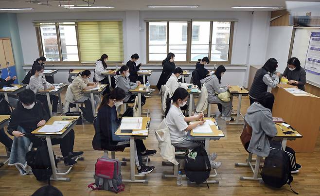 2023학년도 대학수학능력시험일인 17일 오전 서울 영등포구 여의도여자고등학교에서 수험생이 시험 시작을 기다리고 있다. 2022.11.17 사진공동취재단