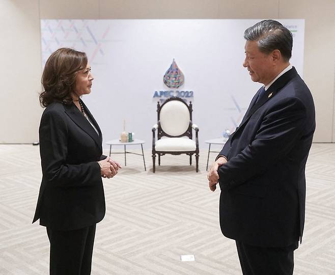 지난 19일 태국에서 열린 APEC 정상회의에서 시진핑(오른쪽) 중국 국가주석과 카멀라 해리스 미국 부통령이 만나 대화하고 있다./로이터 연합뉴스