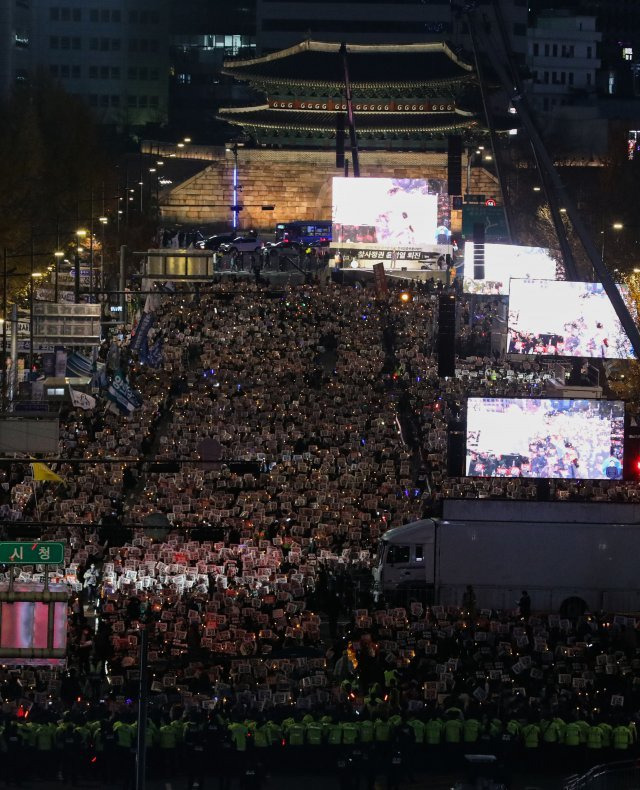 19일 오후 서울 중구 숭례문 일대에서 촛불승리전환행동이 주최한 촛불집회가 열렸다. 뉴시스