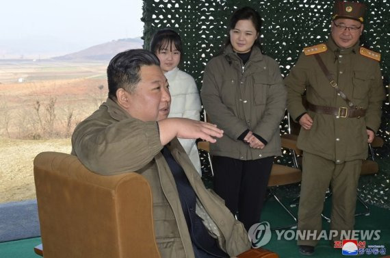 북한 조선중앙통신에 공개한 사진에 18일 김정은(왼쪽) 북한 국무위원장이 딸(왼쪽 두 번째)과 부인 이설주 여사와 함께 화성-17형 대륙간탄도미사일(ICBM) 시험 발사장을 현지 지도하고 있다. 연합뉴스