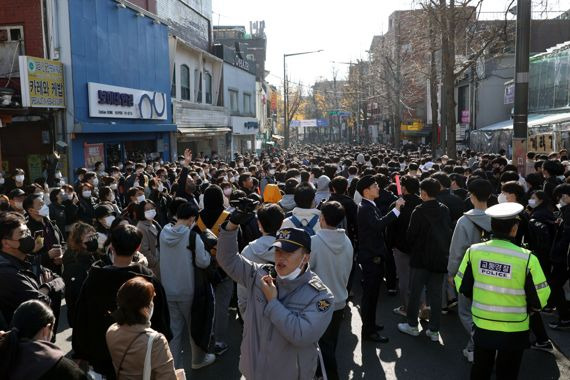 20일 경찰이 서울 종로구 성균관대학교에서 2023학년도 수시모집 논술시험을 마친 수험생들이 한꺼번에 교문을 나서는 것을 통제하고 있다. 사진=서동일 기자