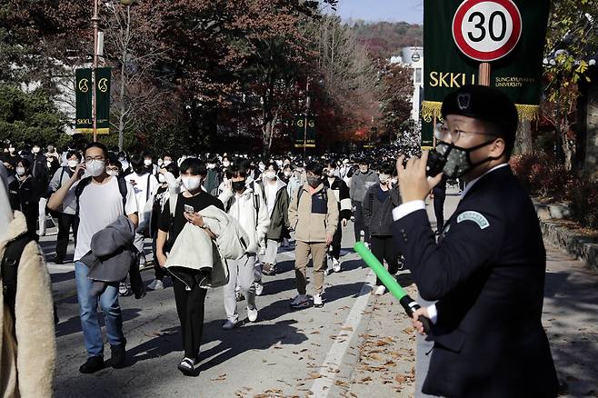 2023학년도 수시 논술 시험이 진행된 20일 오전 서울 종로구 명륜동 성균관대학교에서 학군사관후보생들이 수험생들을 안전한 길로 유도하고 있다