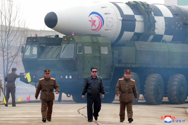 김정은 북한 국무위원장이 지난 3월 24일 신형 대륙간탄도미사일(ICBM) '화성-17형'이 탑재된 이동식 발사대 앞을 지나는 모습을 조선중앙통신이 공개했다. AP 연합뉴스