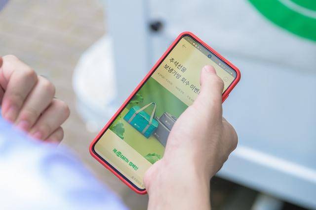 한 고객이 롯데백화점 홈페이지를 통해 '보냉백 회수 이벤트' 내용을 확인하고 있다. 롯데백화점은 최근 일회용품 줄이기를 권장하면서 다른 친환경 사업으로 ESG 활동을 확대하는 중이다. 롯데백화점 제공