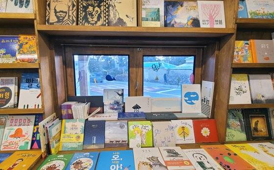 그림책방 노란우산에서 전시 판매 중인 그림책들.