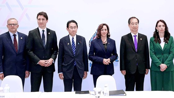 18일 태국 방콕에서 열린 APEC 정상회의에 참석한 6개국 대표들이 북한의 ICBM 발사를 규탄하기 위해 한자리에 모였다. 왼쪽부터 앤서니 앨버니지 호주·쥐스탱 트뤼도 캐나다·기시다 후미오 일본 총리, 카멀라 해리스 미국 부통령, 한덕수 총리, 저신다 아던 뉴질랜드 총리. 뉴시스