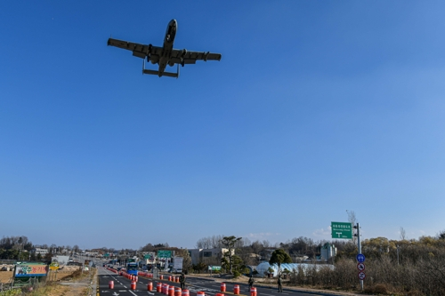 16일 오후 미국 공군의 A-10 공격기가 한미 연합 비상활주로 접근훈련을 위해 경북 영주 비상활주로에 낮은 고도로 접근하고 있다. 공군 제공 자료사진