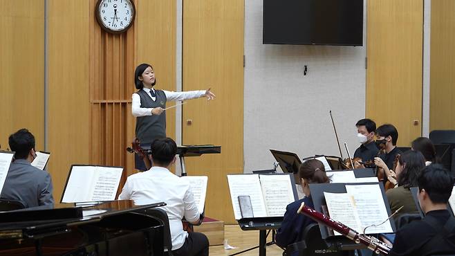 Park Soo-hyun, one of the two participants in the conducting masterclass of the KBS Symphony Orchestra, leads the orchestra during a final audition on Oct. 24 at KBS in Seoul. (KBS Symphony Orchestra)