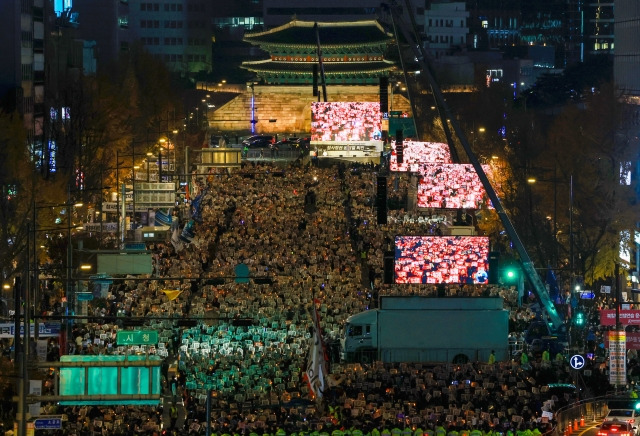 19일 오후 서울 태평로 숭례문 일대에서 촛불전환행동 주최로 윤석열 정부를 규탄하는 촛불집회가 열리고 있다. 연합뉴스