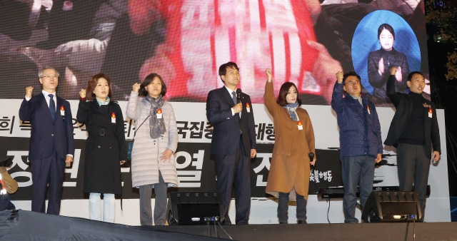 19일 오후 서울 중구 숭례문 인근에서 촛불전환행동 주최로 열린 윤석열 정부의 퇴진을 요구하는 촛불집회에 더불어민주당 의원들이 대거 참석했다. 왼쪽부터 무소속 민형배 의원, 더불어민주당 양이원영 의원, 강민정 의원, 안민석 의원, 유정주 의원, 황운하 의원, 김용민 의원. 연합뉴스