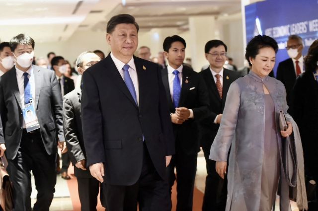 시진핑 중국 국가주석과 부인 펑리위안 여사가 17일(현지시간) 태국 방콕에서 열린 아시아태평양경제협력체(APEC) 정상회의 전야 만찬에 참석하고 있다. 로이터연합뉴스