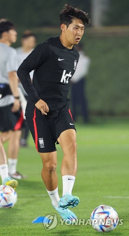 이강인이 카타르 도하 알에글라 훈련장에서 패스 훈련을 하고 있다. [연합뉴스 사진]