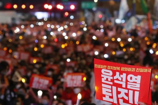 촛불 들고 정부 규탄하는 시민들 / 사진=연합뉴스
