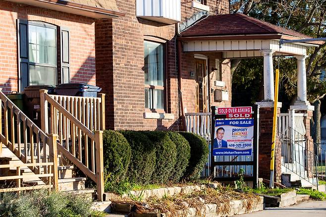 캐나다 토론토 주택가에 매물 광고가 붙어 있다.  <로이터연합뉴스>